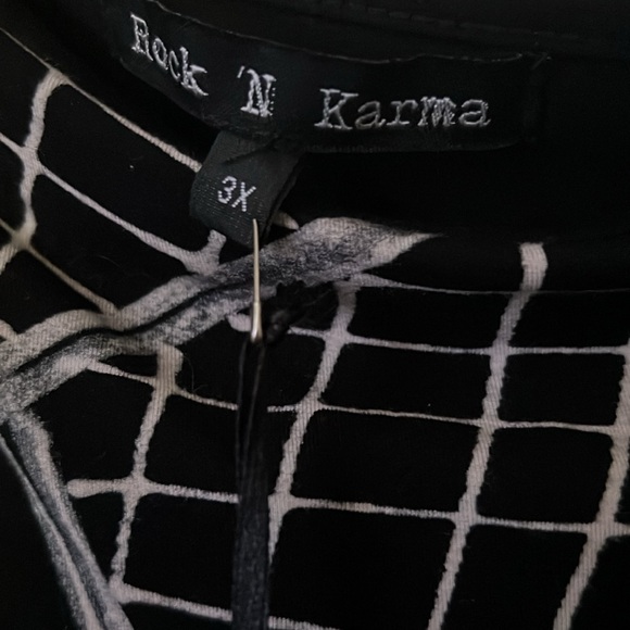 Mesh sleeve graphic tea with sequins and beads - Picture 5 of 6